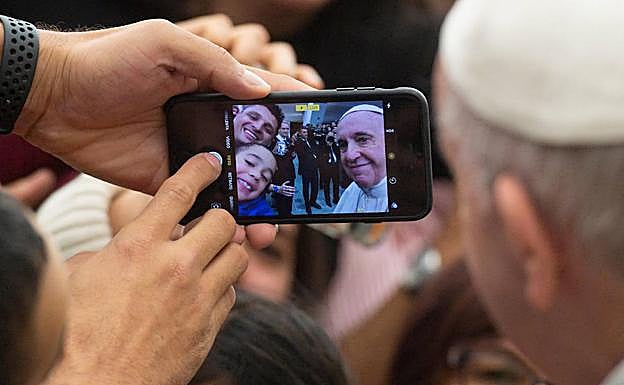 El papa Francisco, se hace un selfie con dos fieles este miércoles durante una audiencia en el Vaticano.