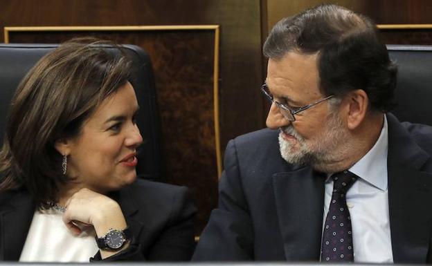 Fotografía de archivo del expresidente del Gobierno, Mariano Rajoy, y la exvicepresidenta, Soraya Sáenz de Santamaría. 