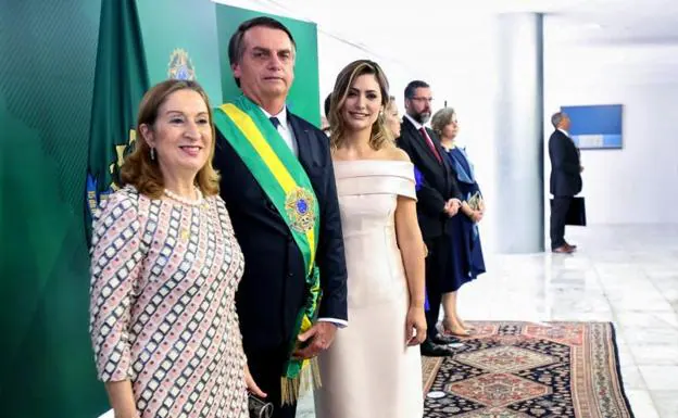 La presidenta del Congreso de los Diputados, Ana Pastor, posa junto al nuevo presidente de Brasil, Jair Bolsonaro, y la primera dama, Michelle Bolsonaro. 