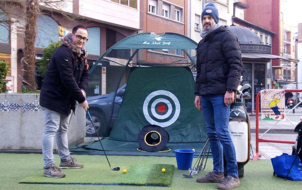 El concejal de Deportes, Álvaro Rajo, y el presidente del Club de Golf Bierzo, Javier Ordóñez, en la presentación de las actividades.