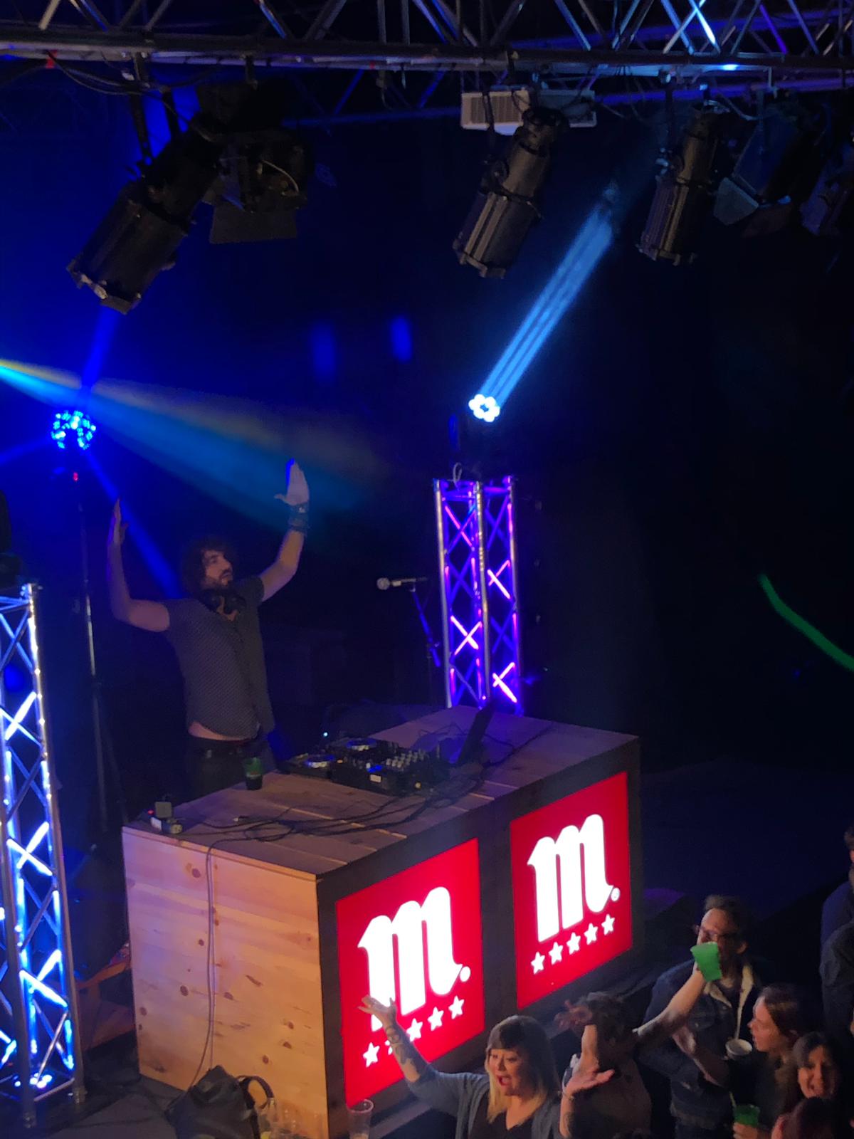 Fotos: Mikel Izal muestra su versión DJ en León