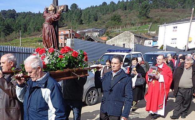 El sacerdote Ángel Sánchez Cao en la procesión de Outarelo en O Barco. 