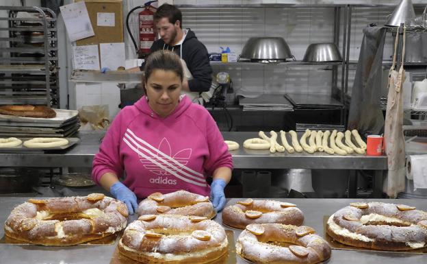 Susana Castillo remata varios roscones para introducirlos en las cajas. 