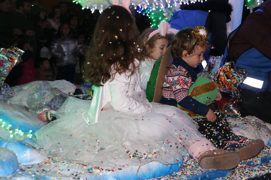 Miles de personas acuden al recorrido de la Cabalgata de los Reyes Magos por las calles de León capital.