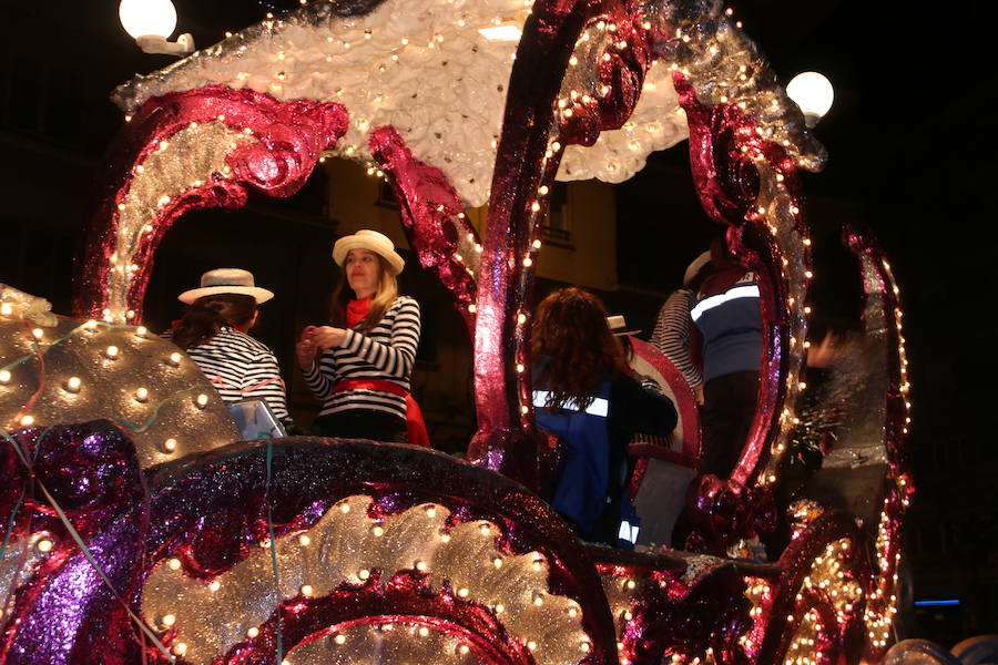 Miles de personas acuden al recorrido de la Cabalgata de los Reyes Magos por las calles de León capital.