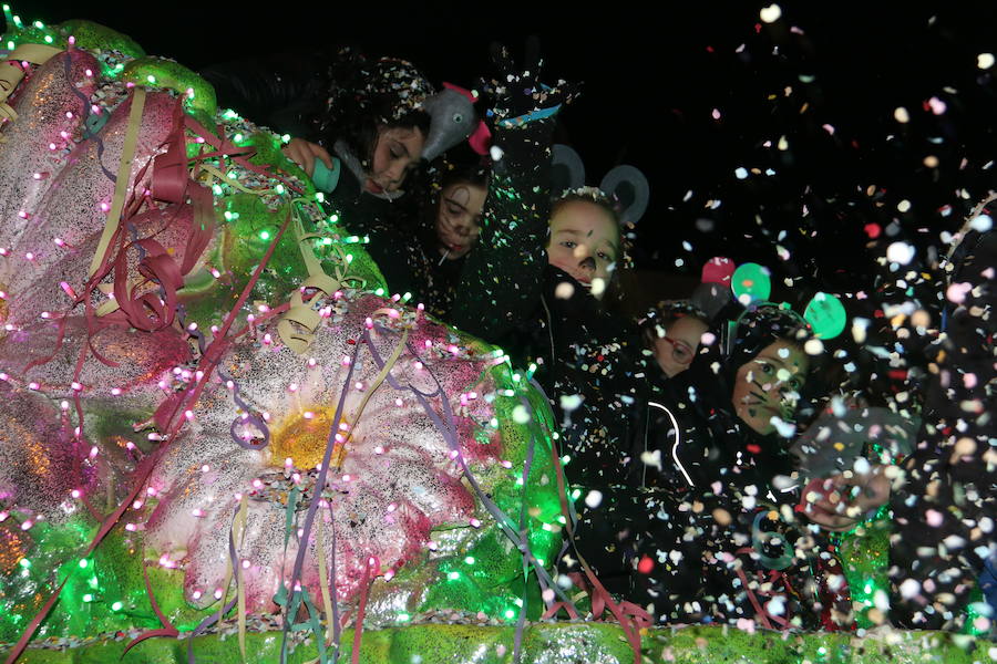 Miles de personas acuden al recorrido de la Cabalgata de los Reyes Magos por las calles de León capital.