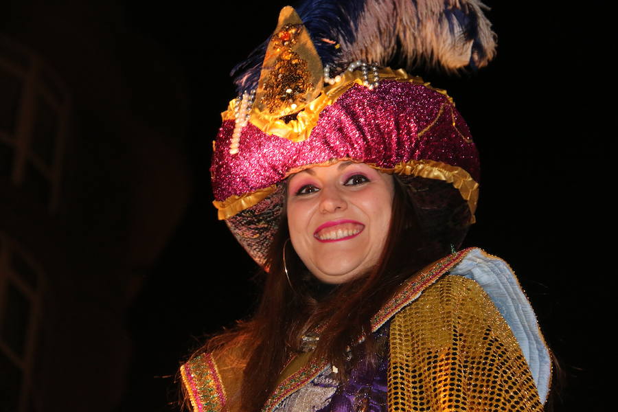 Miles de personas acuden al recorrido de la Cabalgata de los Reyes Magos por las calles de León capital.