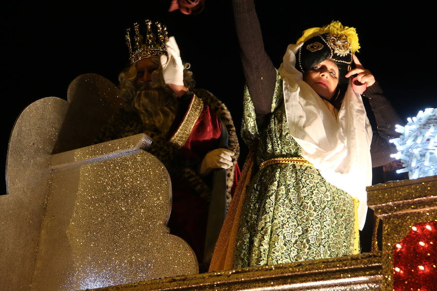 Miles de personas acuden al recorrido de la Cabalgata de los Reyes Magos por las calles de León capital.