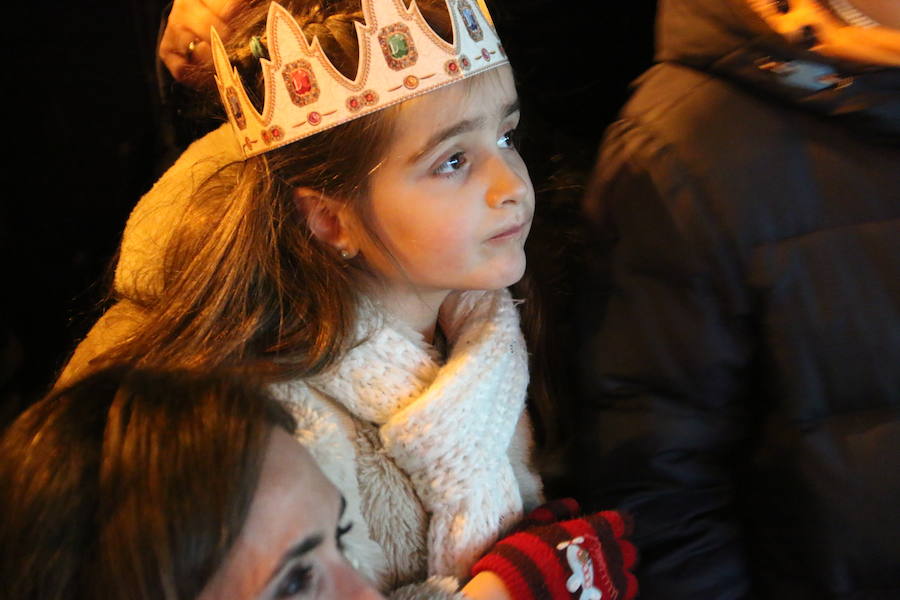 Miles de personas acuden al recorrido de la Cabalgata de los Reyes Magos por las calles de León capital