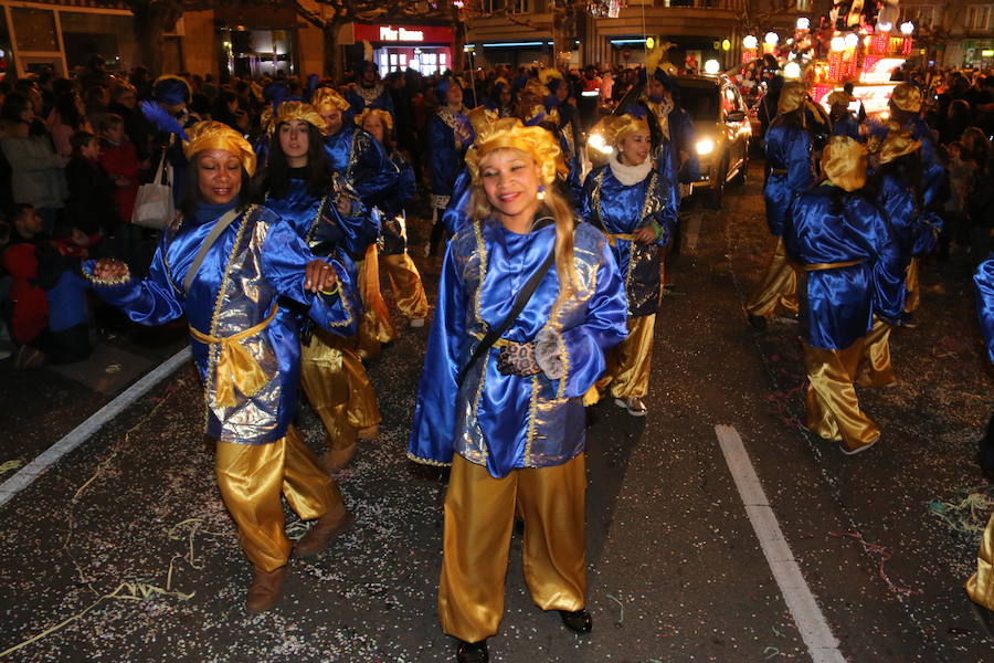 Miles de personas acuden al recorrido de la Cabalgata de los Reyes Magos por las calles de León capital