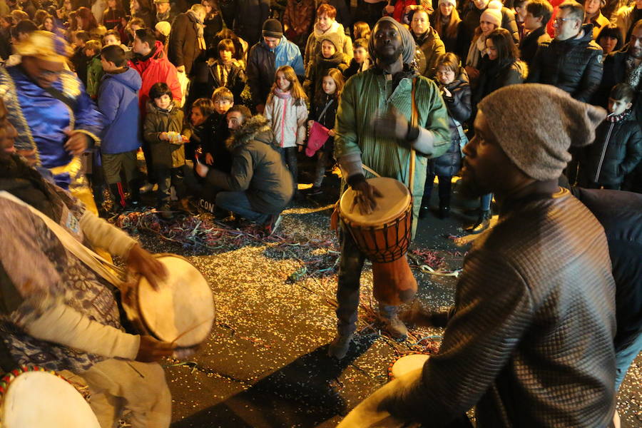 Miles de personas acuden al recorrido de la Cabalgata de los Reyes Magos por las calles de León capital