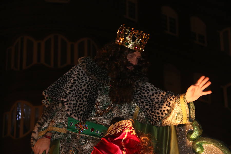 Miles de personas acuden al recorrido de la Cabalgata de los Reyes Magos por las calles de León capital