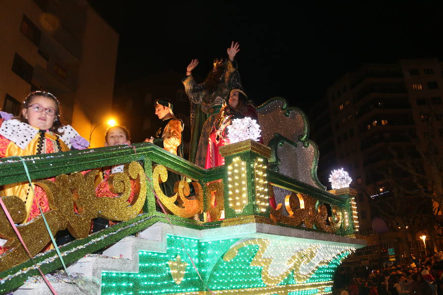 Miles de personas acuden al recorrido de la Cabalgata de los Reyes Magos por las calles de León capital