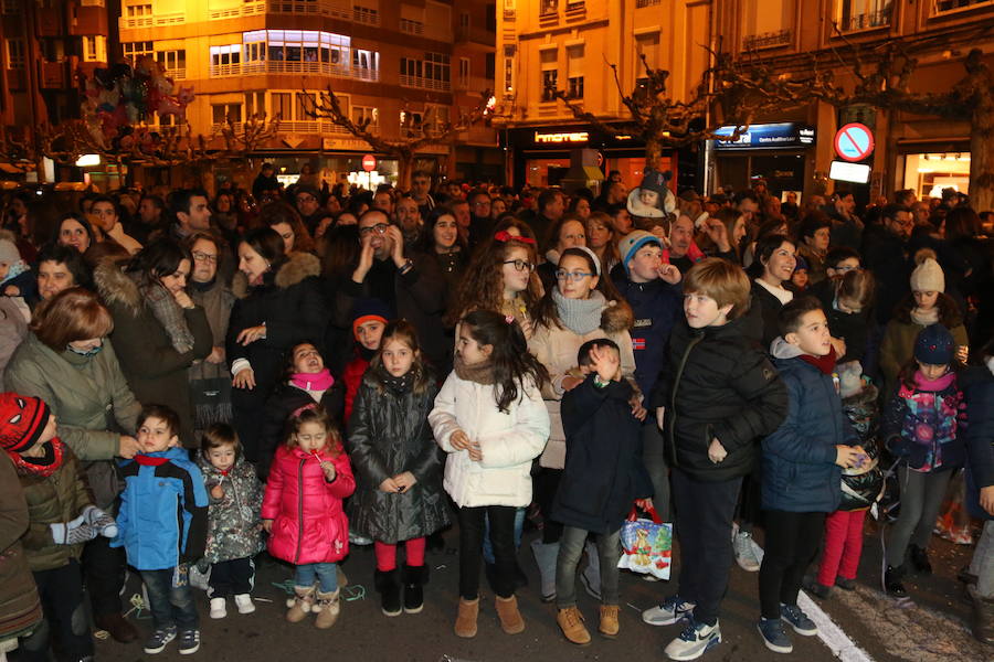 Miles de personas acuden al recorrido de la Cabalgata de los Reyes Magos por las calles de León capital