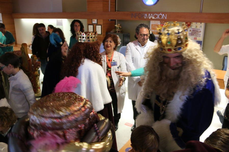 Los Reyes Magos ya están en León. El Hospital de León ha sido la primera parada de sus majestades de Oriente, donde los villancicos entonados por un coro a golpe de guitarras animaban la espera. En ambulancia, Melchor Gaspar y Baltasar llegaban al complejo asistencial de León para encontrarse con los niños que por primera vez este año veían a los Reyes.