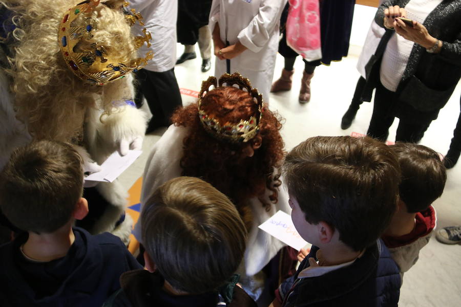 Los Reyes Magos ya están en León. El Hospital de León ha sido la primera parada de sus majestades de Oriente, donde los villancicos entonados por un coro a golpe de guitarras animaban la espera. En ambulancia, Melchor Gaspar y Baltasar llegaban al complejo asistencial de León para encontrarse con los niños que por primera vez este año veían a los Reyes.