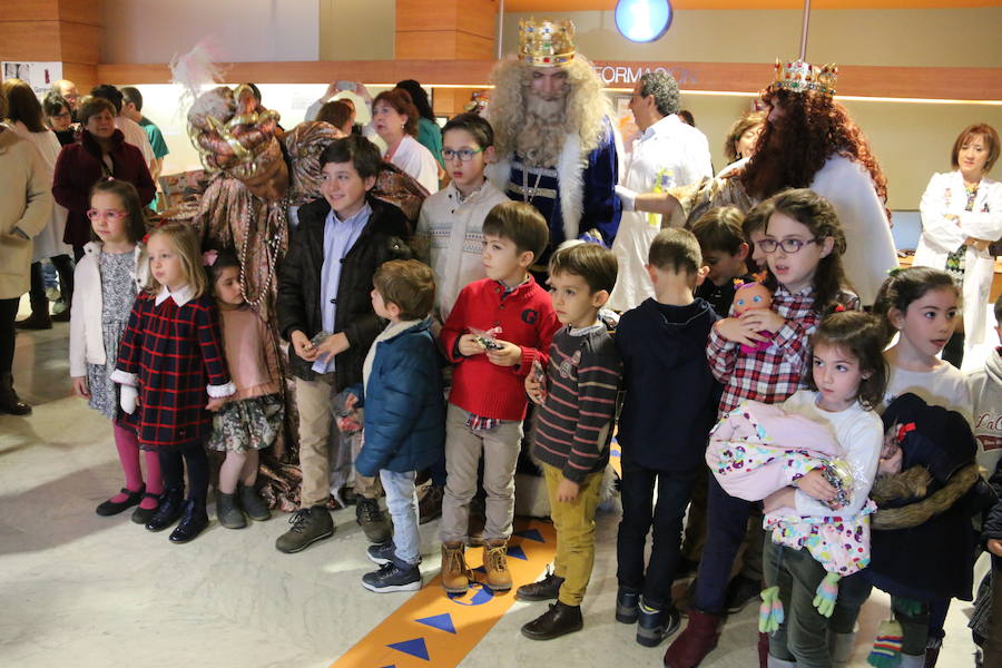 Los Reyes Magos ya están en León. El Hospital de León ha sido la primera parada de sus majestades de Oriente, donde los villancicos entonados por un coro a golpe de guitarras animaban la espera. En ambulancia, Melchor Gaspar y Baltasar llegaban al complejo asistencial de León para encontrarse con los niños que por primera vez este año veían a los Reyes.