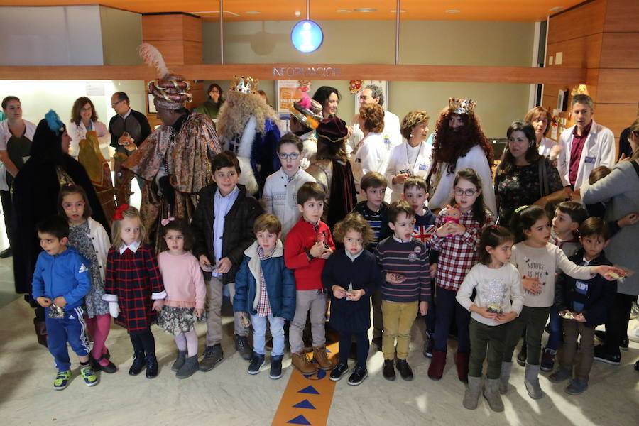 Los Reyes Magos ya están en León. El Hospital de León ha sido la primera parada de sus majestades de Oriente, donde los villancicos entonados por un coro a golpe de guitarras animaban la espera. En ambulancia, Melchor Gaspar y Baltasar llegaban al complejo asistencial de León para encontrarse con los niños que por primera vez este año veían a los Reyes.