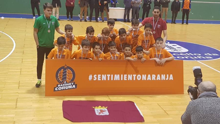 Equipo del Colegio Leonés, tras proclamarse campeón. 