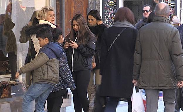 Galería. Los leoneses ya aprovechan las rebajas.