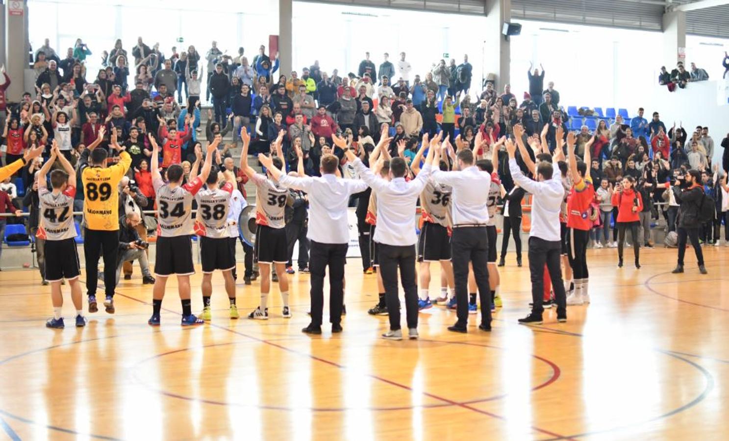 Fotos: Victoria final de la selección cadete de balonmano