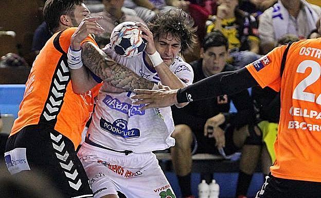 Carou, durante un partido del Ademar.