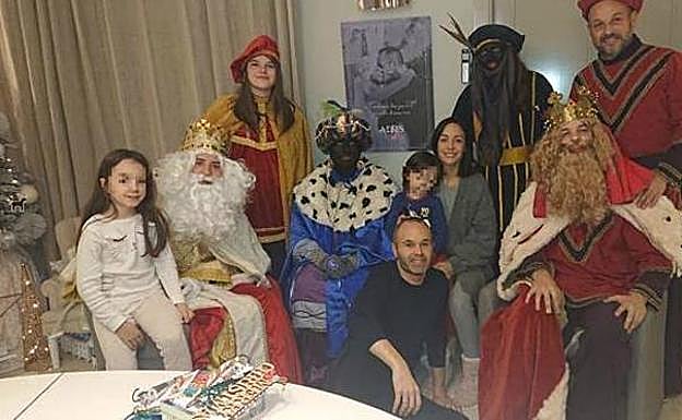 ¿Sabes por qué critican esta foto familiar de Iniesta?