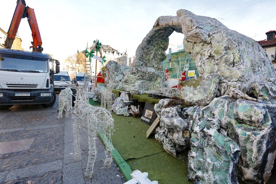 Los operarios municipales se apuran en las últimas horas para quitar la iluminación navideña de las calles de León