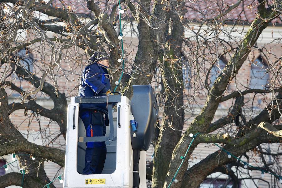 Los operarios municipales se apuran en las últimas horas para quitar la iluminación navideña de las calles de León