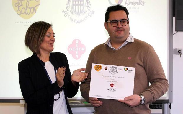 La consejera de Agricultura y Ganadería y portavoz de la Junta de Castilla y León, Milagros Marcos, entrega el Premio del Concurso Mejor Jamón de Bellota de Castilla y León a la empresa Beher.