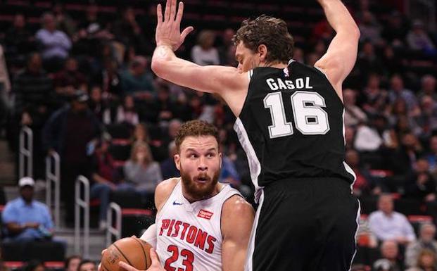 Pau Gasol defiende a un rival. 