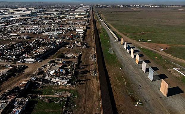 Vista aérea de los prototipos del muro fronterizo del presidente de EE UU, Donald Trump, desde la localidad mexicana de Tijuana.