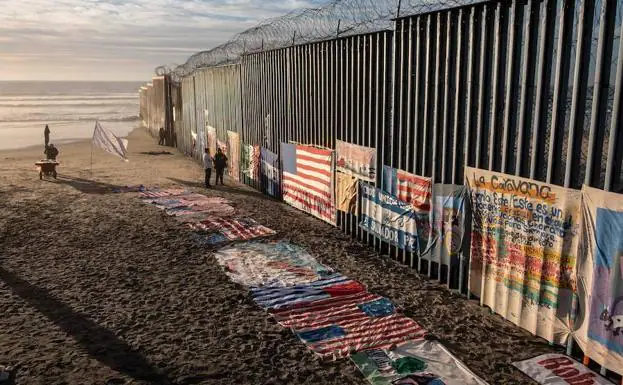 El muro sirve como base en Tijuana para una exposición a favor de los emigrantes.