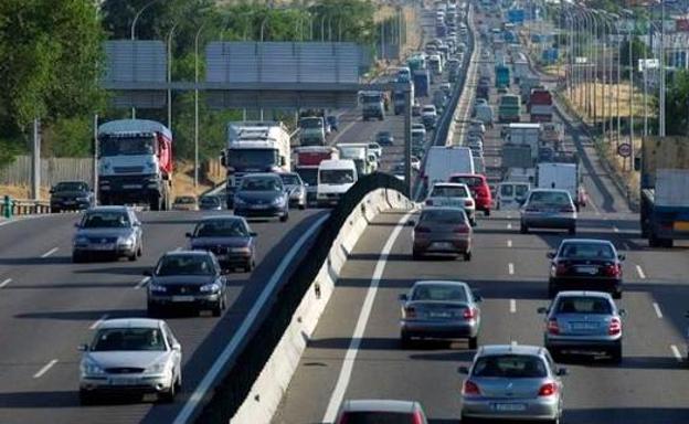 La Junta propone plataformas web para compartir coche y reducir a 30 la velocidad en las ciudades para mejorar la calidad del aire