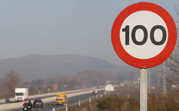 Señal de tráfico con límite de velocidad de 100 kilómetros por hora.