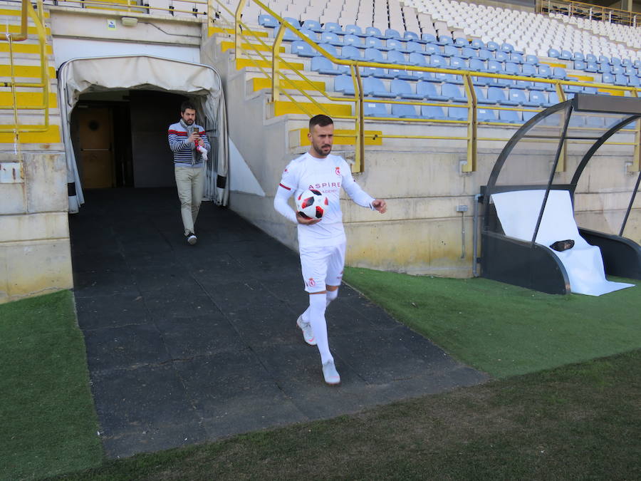 Fotos: Presentación de Dioni Villalba en el Reino de León