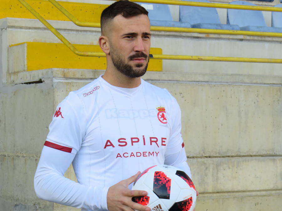 Fotos: Presentación de Dioni Villalba en el Reino de León