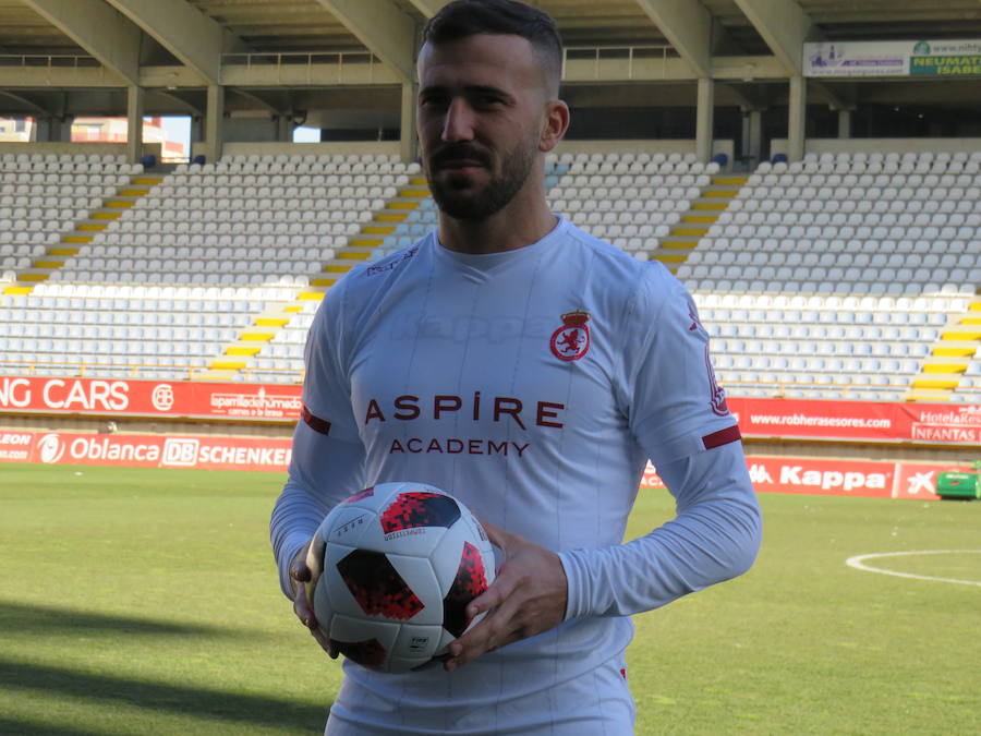 Fotos: Presentación de Dioni Villalba en el Reino de León