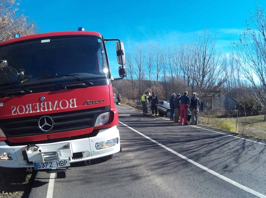 El conductor, de unos 75 y 80 años de edad, tuvo que ser excarcelado por los Bomberos de León y fue trasladado en helicóptero medicalizado al Complejo Asistencial de León