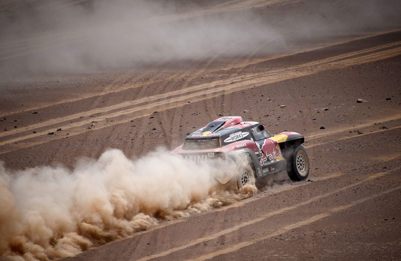 El piloto y aventurero leonés se mantiene en el puesto 22º de la general y sorprende con el rendimiento del Toyota en esta edición