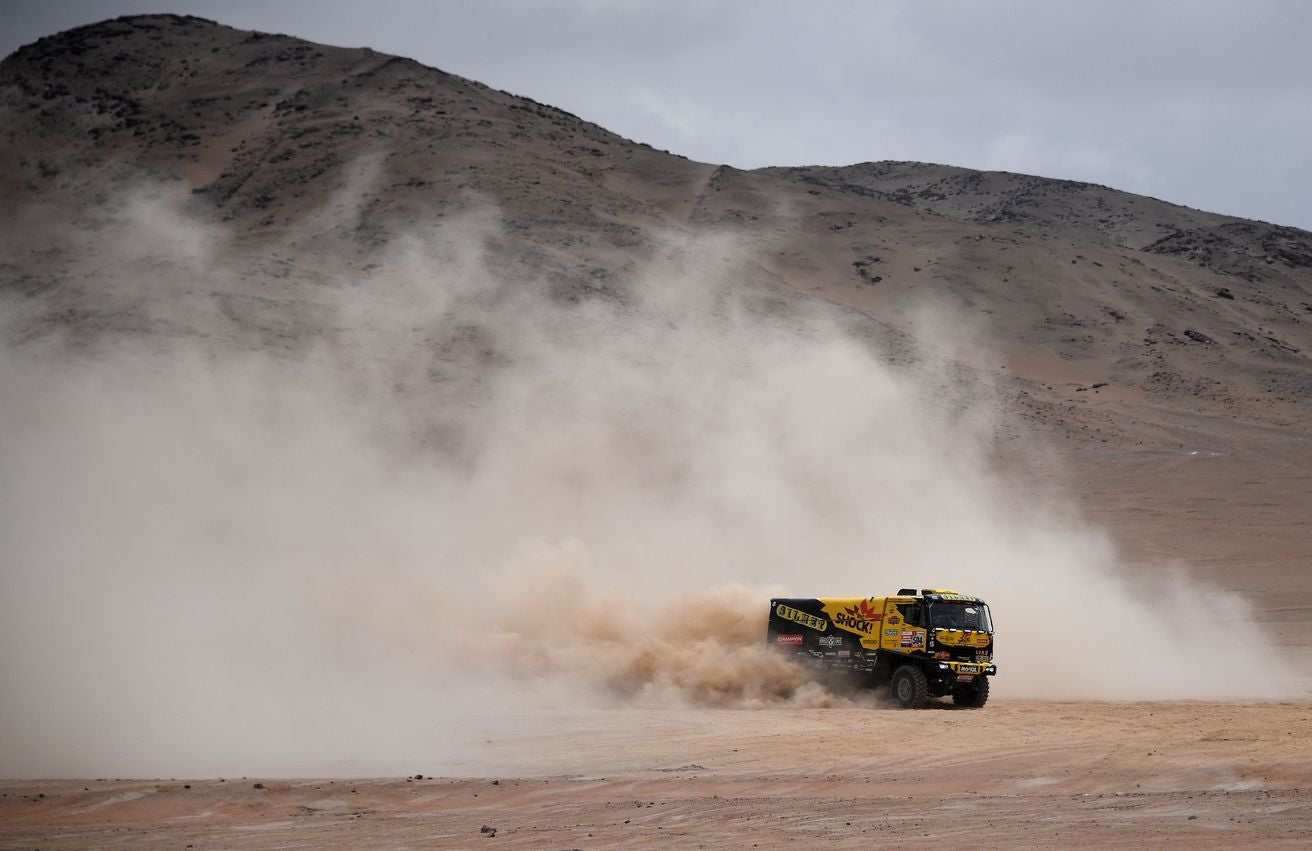 El piloto y aventurero leonés se mantiene en el puesto 22º de la general y sorprende con el rendimiento del Toyota en esta edición