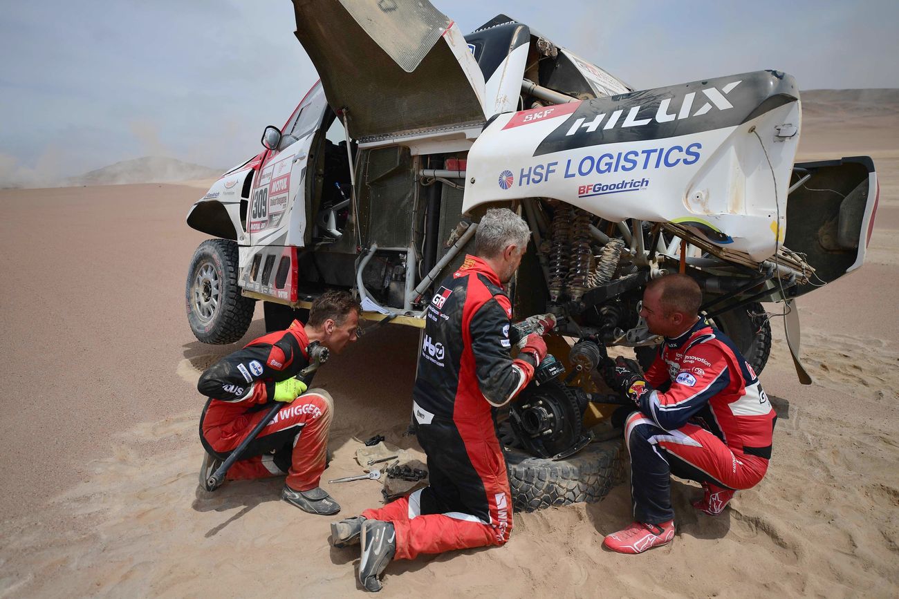 El piloto y aventurero leonés se mantiene en el puesto 22º de la general y sorprende con el rendimiento del Toyota en esta edición