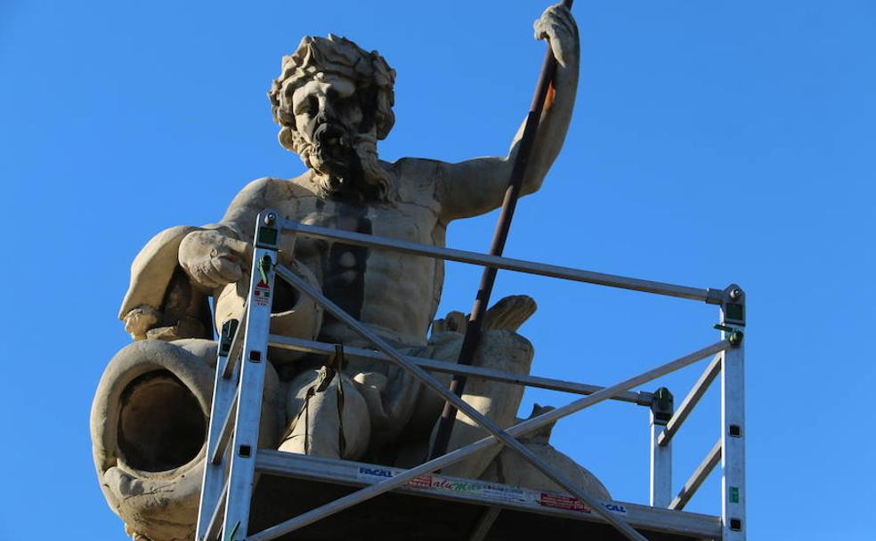 Trabajos en al fuente de Neptuno del parque de San Francisco.