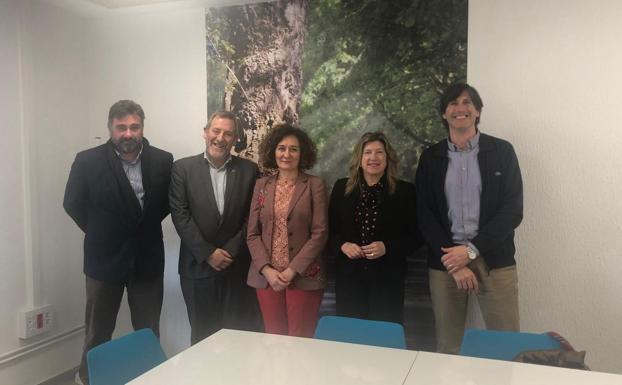 Representantes de la Asociación de Municipios del Camino de Invierno a Santiago junto al gerente del Xacobeo, Rafael Sánchez.