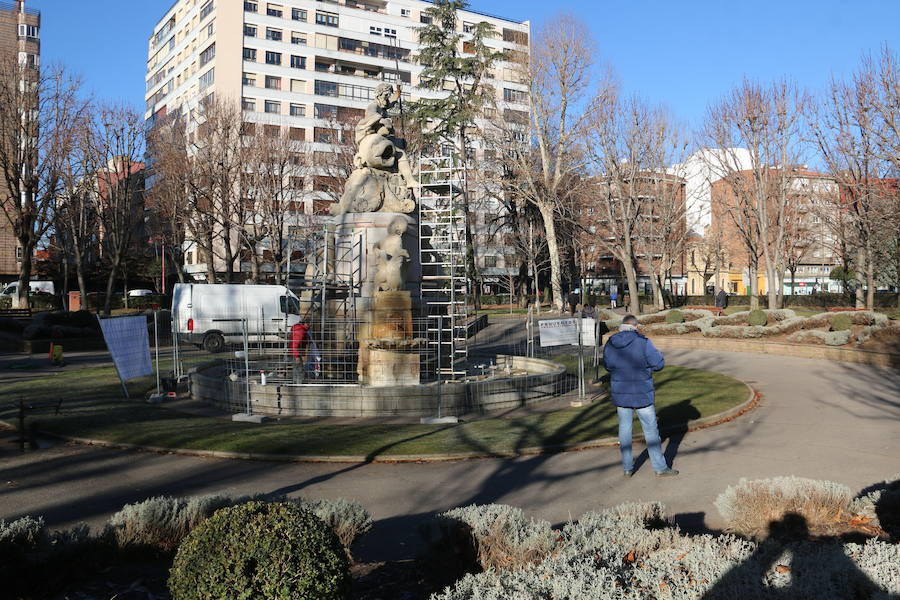 Fotos: Trabajos de limpieza en la fuente de Neptuno