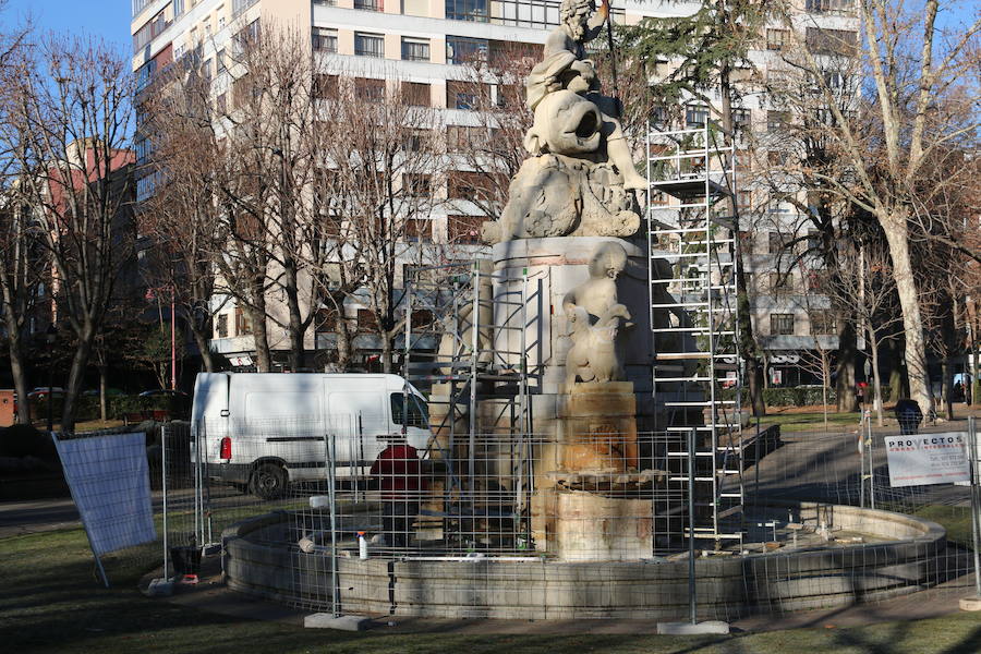 Fotos: Trabajos de limpieza en la fuente de Neptuno