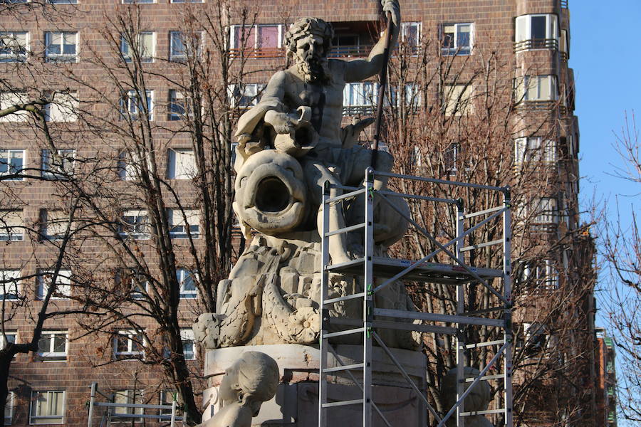 Fotos: Trabajos de limpieza en la fuente de Neptuno