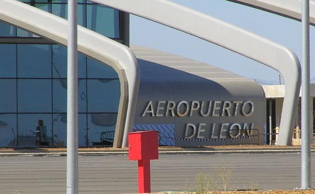 Exteriores del Aeropuerto de León. 