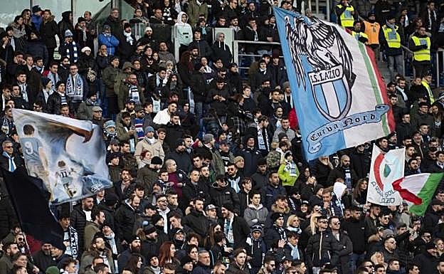 Aficionados de la Lazio, durante el partido ante el Novara. 