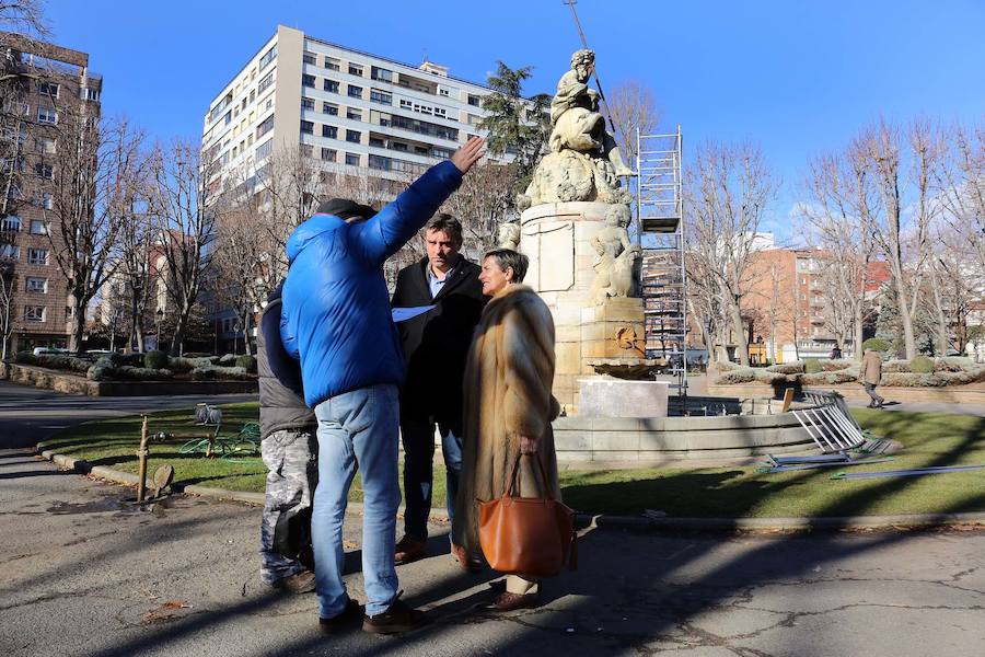 Ana Franco supervisa las intervenciones en la fuente de Neptuno. 